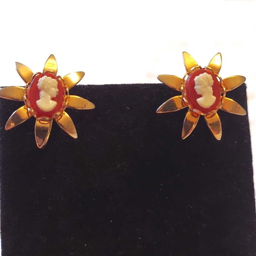Cameo Starburst Earrings Screwback Vintage‎